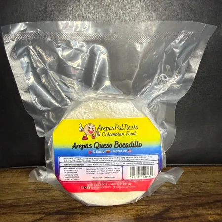 Arepa rellena de queso con bocadillo